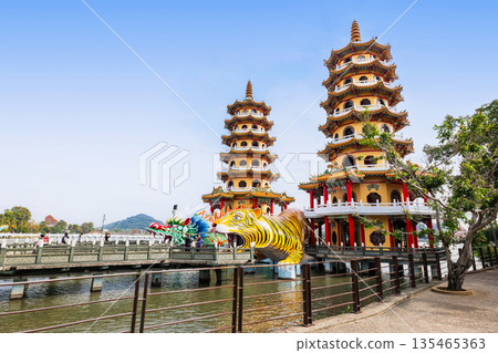 龍虎塔,高雄荷塘的象徵 龍虎塔,高雄荷塘的象徵 135465363