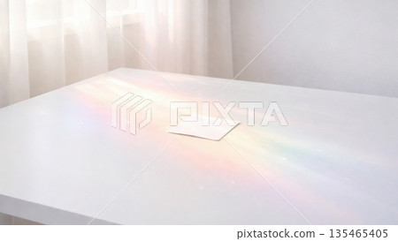 極簡主義的桌面場景，醒目的白色紙張和彩虹色的燈光。 135465405