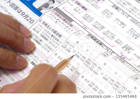 一名男子正在填寫人口普查問卷 135465468