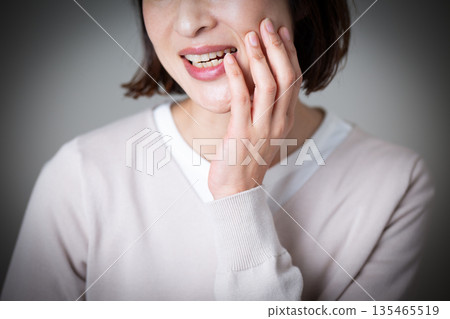 中年婦女牙痛 中年婦女牙痛 135465519