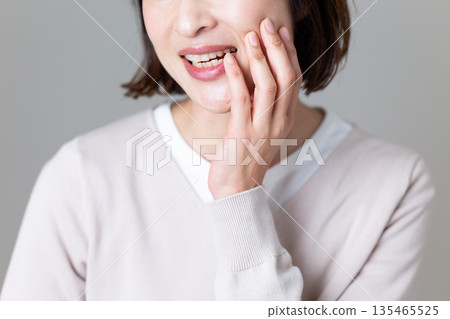 中年婦女牙痛 中年婦女牙痛 135465525