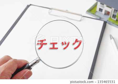 房地產文件和放大鏡 房地產文件和放大鏡 135465531