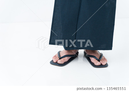 一名身穿和服、赤腳穿著草履的男子 一名身穿和服、赤腳穿著草履的男子 135465551