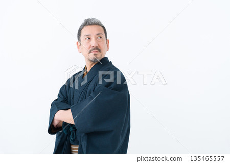 一個穿著和服的男人 135465557