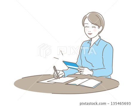 一位面帶微笑的年輕女子正在查看銀行存摺和家庭帳簿，她展現了成功的儲蓄、資產管理以及未來的保障。 135465693