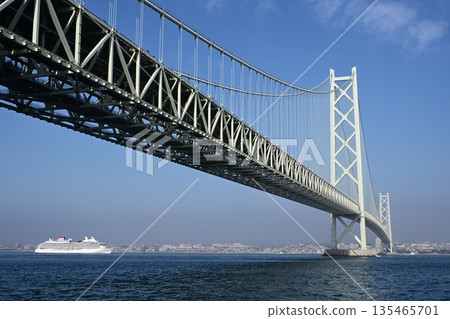 遠處，一艘遊輪正駛過明石海峽大橋。 135465701