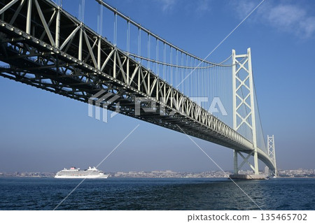 遠處,一艘遊輪正駛過明石海峽大橋。 遠處,一艘遊輪正駛過明石海峽大橋。 135465702