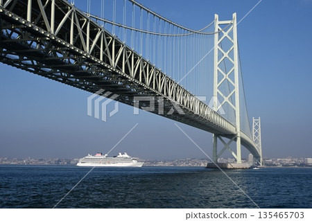 遠處,一艘遊輪正駛過明石海峽大橋。 遠處,一艘遊輪正駛過明石海峽大橋。 135465703
