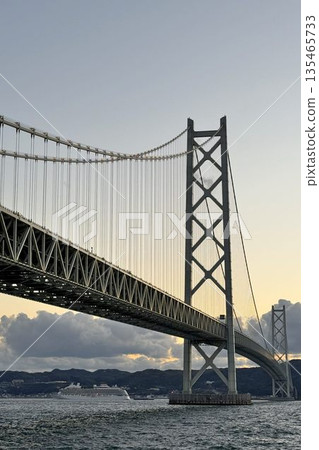 Evening view of a cruise ship passing through the Akashi Kaikyo Bridge Evening view of a cruise ship passing through the Akashi Kaikyo Bridge 135465733