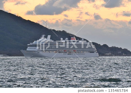 傍晚時分,一艘遊輪駛過明石海峽。 傍晚時分,一艘遊輪駛過明石海峽。 135465784