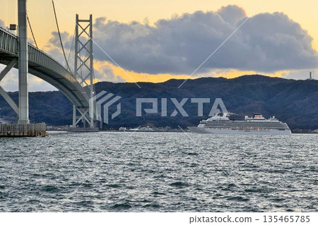 Evening view of a cruise ship passing through the Akashi Kaikyo Bridge Evening view of a cruise ship passing through the Akashi Kaikyo Bridge 135465785