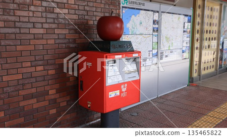 an apple decoration on the mailbox of Hirosaki. Hirosaki is one of Japan's largest producer of apples an apple decoration on the mailbox of Hirosaki. Hirosaki is one of Japan's largest producer of apples 135465822