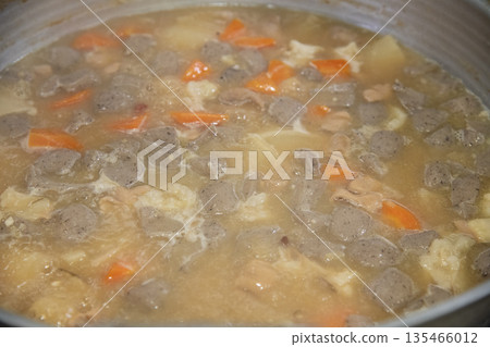 豬肉和蔬菜味噌湯 135466012