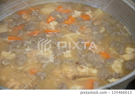 豬肉和蔬菜味噌湯 135466013