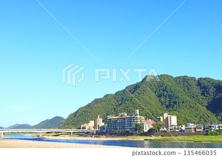 Scenery of Nagaragawa Onsen and Mt. Kinka, Gifu City, Gifu Prefecture 135466035