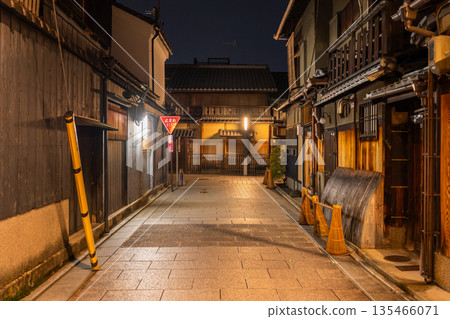 京都府祇園 - 夜景花見小路 京都府祇園 - 夜景花見小路 135466071