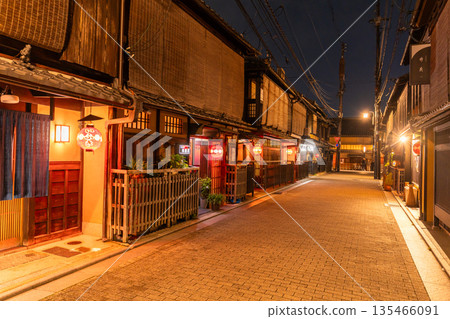 京都府祇園 - 夜景花見小路 135466091