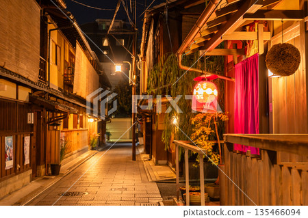 Gion, Kyoto Prefecture - Nighttime Hanamikoji 135466094