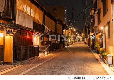 Gion, Kyoto Prefecture - Nighttime Hanamikoji 135466097