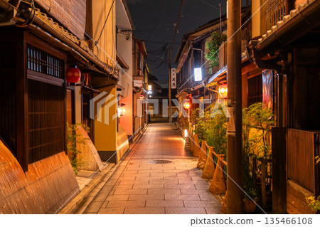 京都府祇園 - 夜景花見小路 135466108