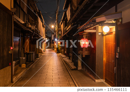京都府祇園 - 夜景花見小路 135466111