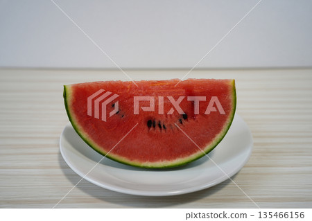 黑皮諾女孩:一種連籽都能吃的西瓜。 黑皮諾女孩:一種連籽都能吃的西瓜。 135466156