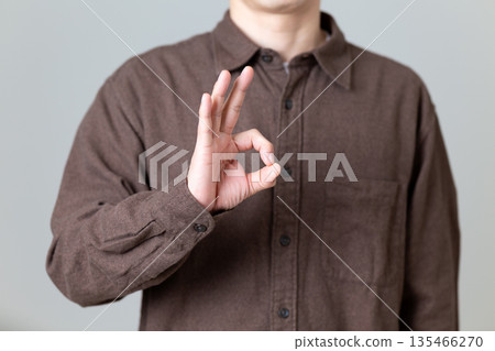中年男子擺出圓圈姿勢 135466270