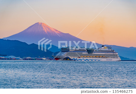 (Shizuoka Prefecture) The luxury cruise ship Aida Diva enters Shimizu Port at dawn with Mount Fuji in the background. 135466275