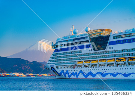 (Shizuoka Prefecture) The luxury cruise ship AIDA DIVA enters and turns around Shimizu Port with Mount Fuji in the background. (Shizuoka Prefecture) The luxury cruise ship AIDA DIVA enters and turns around Shimizu Port with Mount Fuji in the background. 135466324