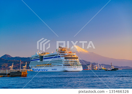 （靜岡縣）豪華遊輪愛達迪瓦號駛入清水港，繞港一周，背景是富士山。 135466326