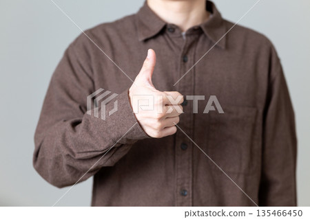 中年男子豎起大拇指，揮舞拳頭。 135466450