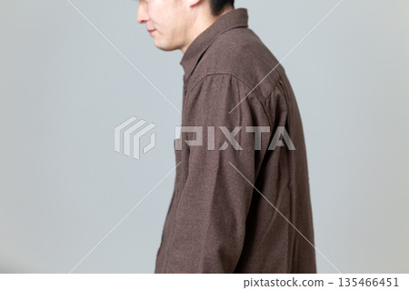 中年男子姿勢不良（駝背） 135466451