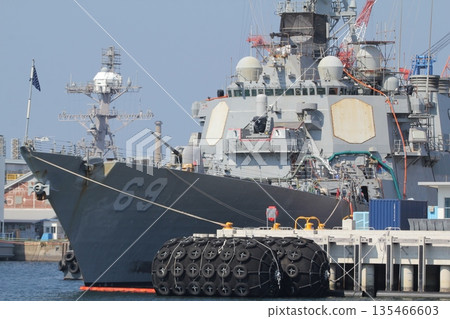 飛彈驅逐艦「米利厄斯號」正在橫須賀基地進行維護 135466603