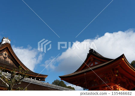 寺廟裡天空湛藍，白雲朵朵。 135466682