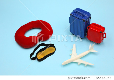 飛機和行李箱－旅行或商務旅行的圖片 135466962