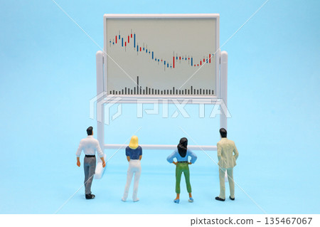 檢查股票價格的商人 檢查股票價格的商人 135467067