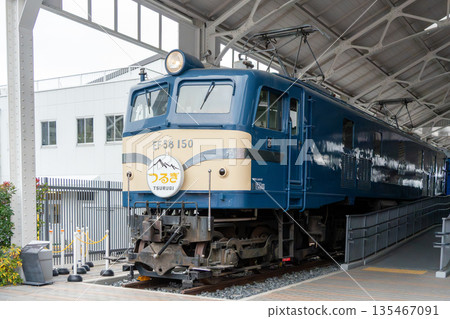 車輛在車站排隊 135467091
