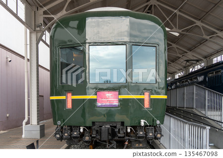 Kiha牌汽車在車庫排成一列。 Kiha牌汽車在車庫排成一列。 135467098