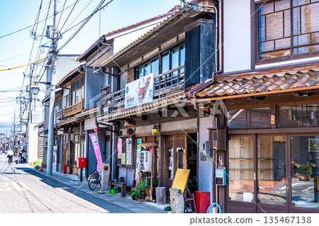 [Important Preservation District for Groups of Traditional Buildings] Utsubuki Tamagawa, Scenery in front of the Toyoda Family Residence in Early Summer 1, Kurayoshi City, Tottori Prefecture 135467138