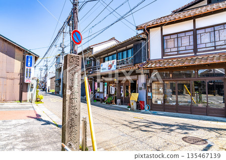 【傳統建築群重要保護區】宇津吹玉川,初夏時節豐田宅邸前的景色2,鳥取縣倉吉市 【傳統建築群重要保護區】宇津吹玉川,初夏時節豐田宅邸前的景色2,鳥取縣倉吉市 135467139