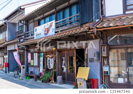 [Important Preservation District for Groups of Traditional Buildings] Utsubuki Tamagawa, Scenery in front of the Toyoda Family Residence in Early Summer 3, Kurayoshi City, Tottori Prefecture 135467140