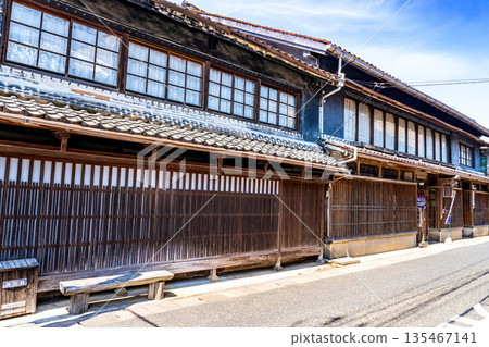 [Important Preservation District for Groups of Traditional Buildings] Utsubuki Tamagawa: An old soy sauce shop and the main street in early summer, Kurayoshi City, Tottori Prefecture 135467141
