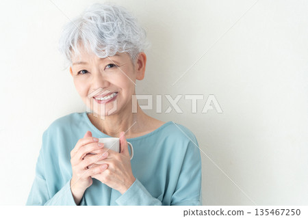 senior woman with mug 135467250