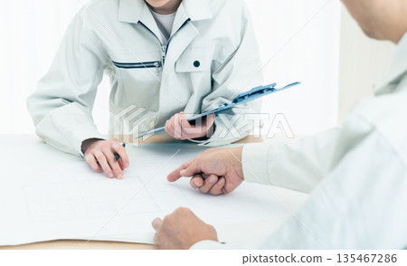The hand of the on-site supervisor who sees the drawing The hand of the on-site supervisor who sees the drawing 135467286