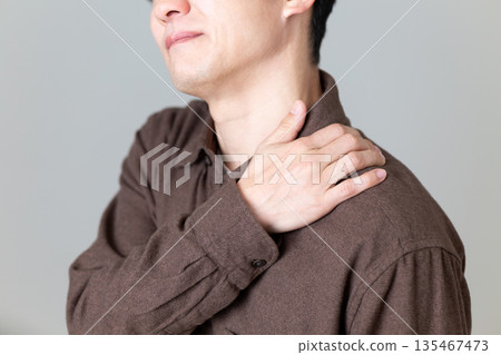 中年男子肩膀僵硬 135467473