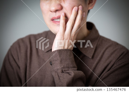 中年男子牙痛 中年男子牙痛 135467476