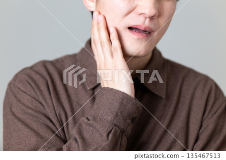 中年男子牙痛 中年男子牙痛 135467513