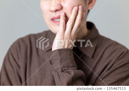 中年男子牙痛 135467515