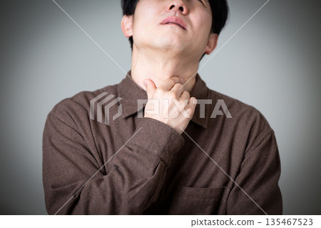 中年男子喉嚨痛 135467523