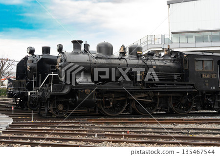 蒸汽機車停靠在車站 蒸汽機車停靠在車站 135467544